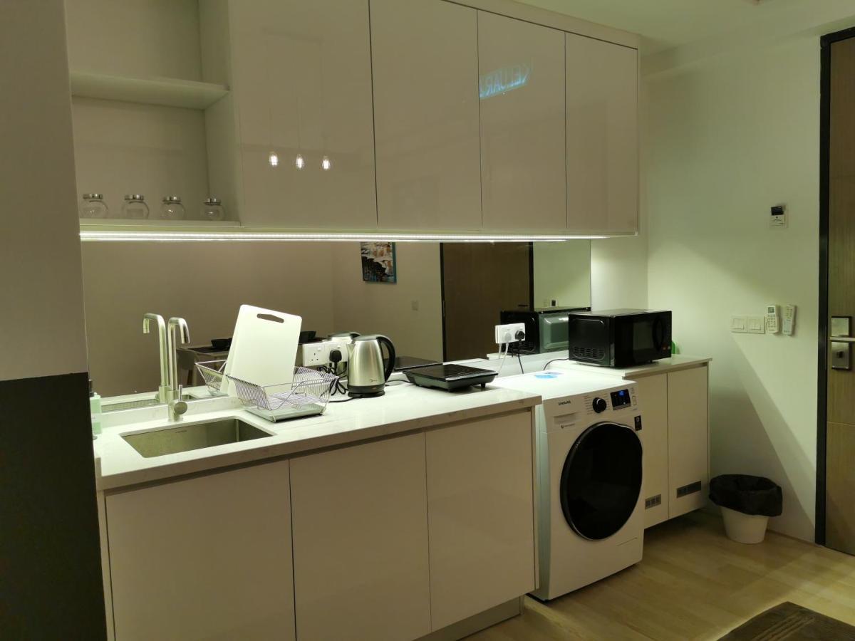 Revo At Aurora Place: Pavilion 2 Near Axiata Arena Apartment