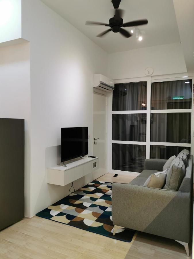 Apartment Revo At Aurora Place: Pavilion 2 Near Axiata Arena Kuala Lumpur