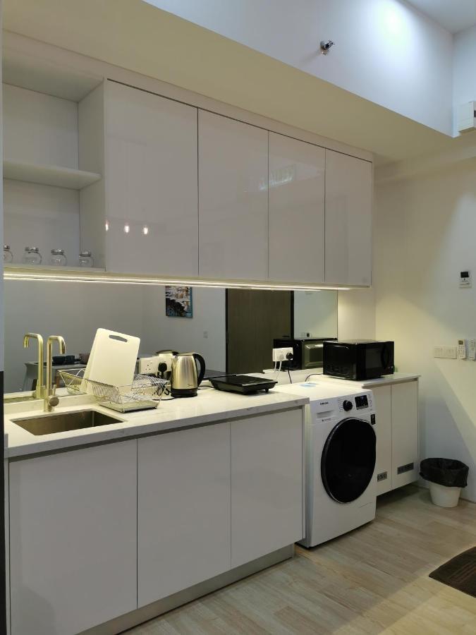 Apartment Revo At Aurora Place: Pavilion 2 Near Axiata Arena *