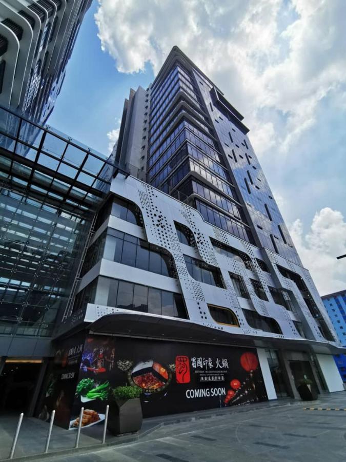 Apartment Revo At Aurora Place: Pavilion 2 Near Axiata Arena