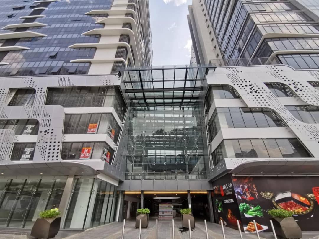 Apartment Revo At Aurora Place: Pavilion 2 Near Axiata Arena Kuala Lumpur