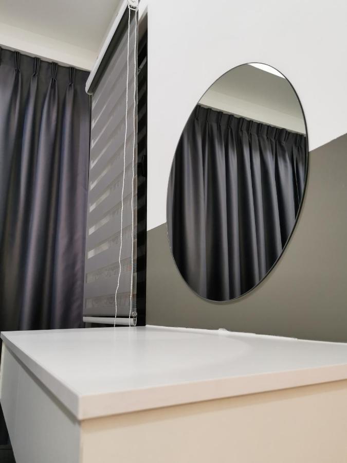 Revo At Aurora Place: Pavilion 2 Near Axiata Arena Apartment