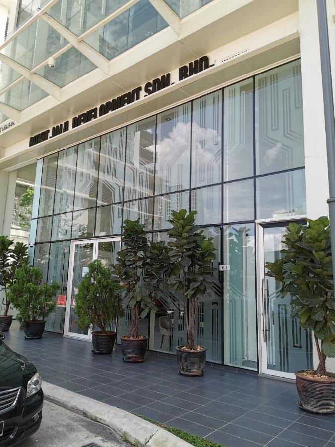 Revo At Aurora Place: Pavilion 2 Near Axiata Arena Apartment *
