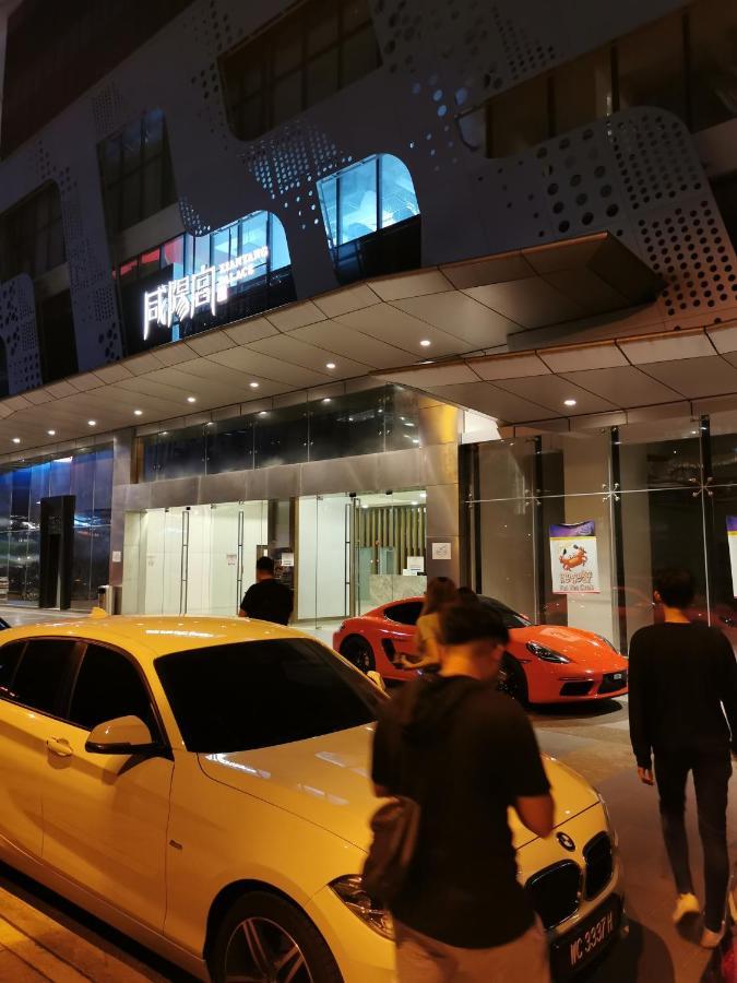 Apartment Revo At Aurora Place: Pavilion 2 Near Axiata Arena Kuala Lumpur
