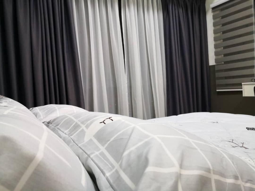 Apartment Revo At Aurora Place: Pavilion 2 Near Axiata Arena *