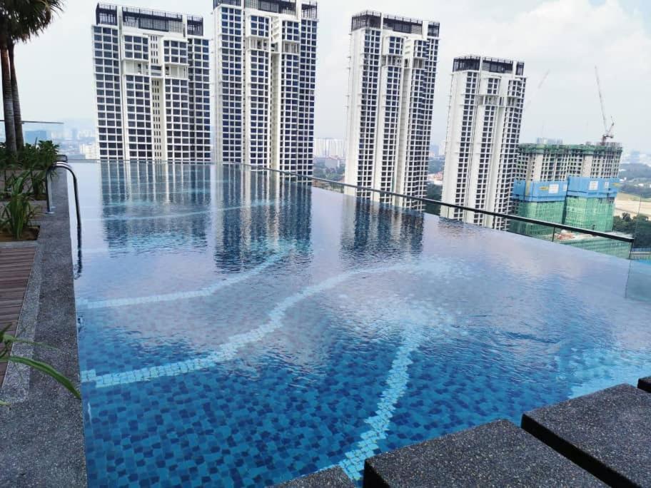 Revo At Aurora Place: Pavilion 2 Near Axiata Arena Apartment