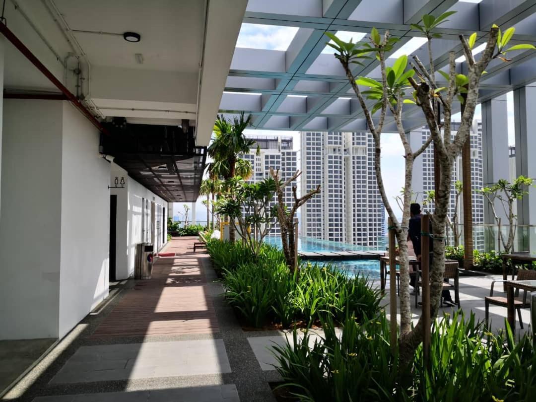 Apartment Revo At Aurora Place: Pavilion 2 Near Axiata Arena *