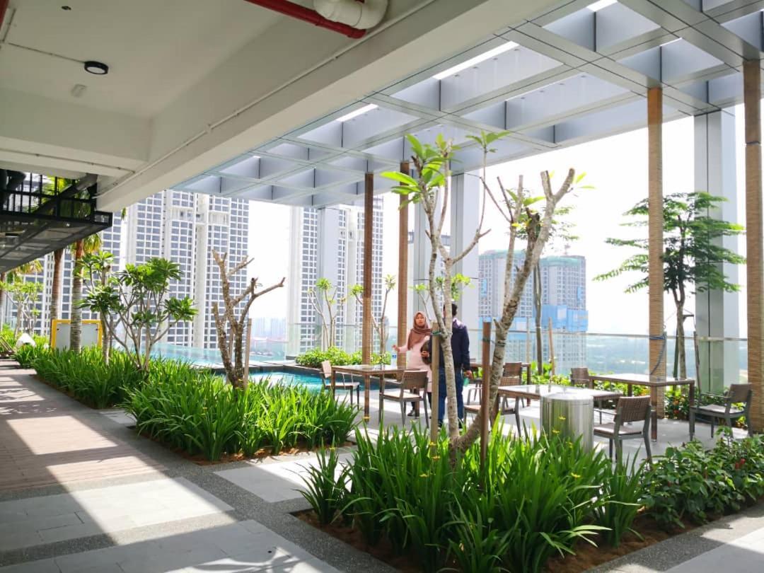 Revo At Aurora Place: Pavilion 2 Near Axiata Arena Apartment *