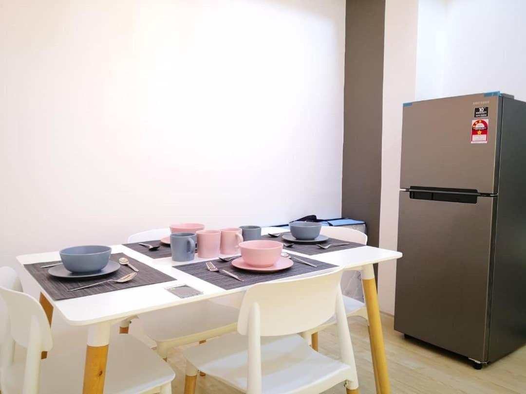 Apartment Revo At Aurora Place: Pavilion 2 Near Axiata Arena *
