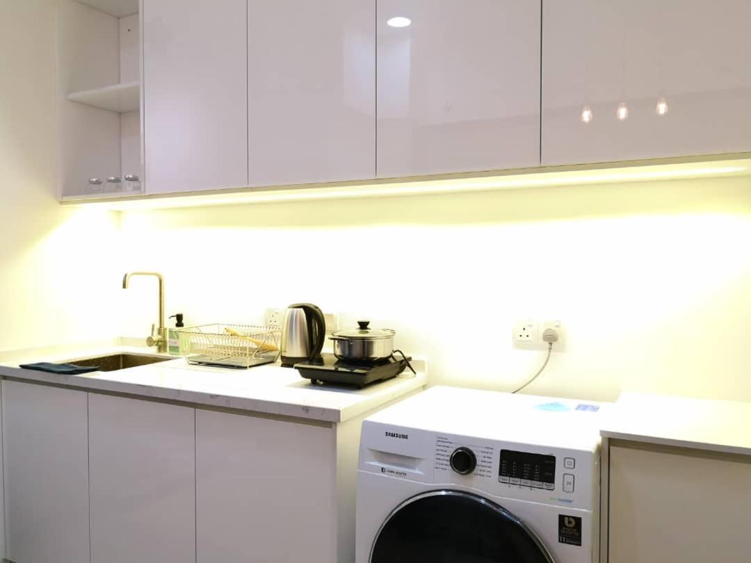 Apartment Revo At Aurora Place: Pavilion 2 Near Axiata Arena *
