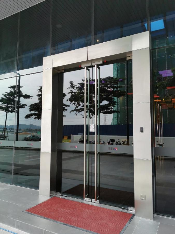 Revo At Aurora Place: Pavilion 2 Near Axiata Arena Apartment