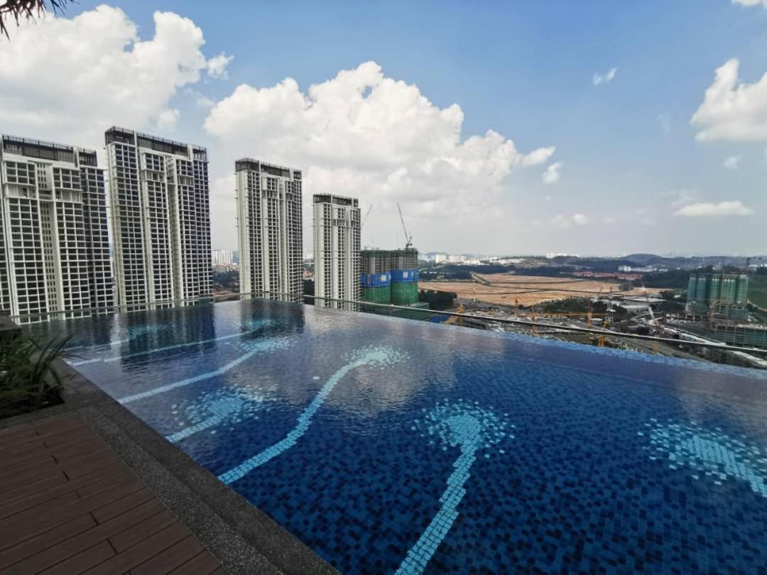 Apartment Revo At Aurora Place: Pavilion 2 Near Axiata Arena *